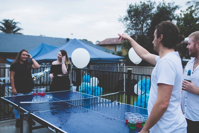 beer pong throeing game