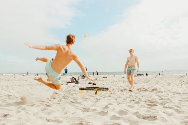 Spikeball game throwing game
