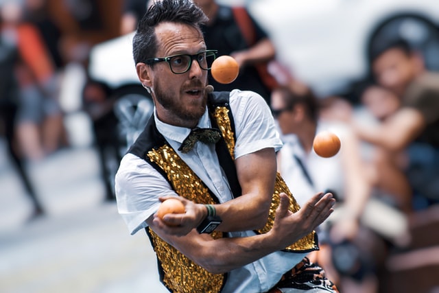 Juggling throwing game